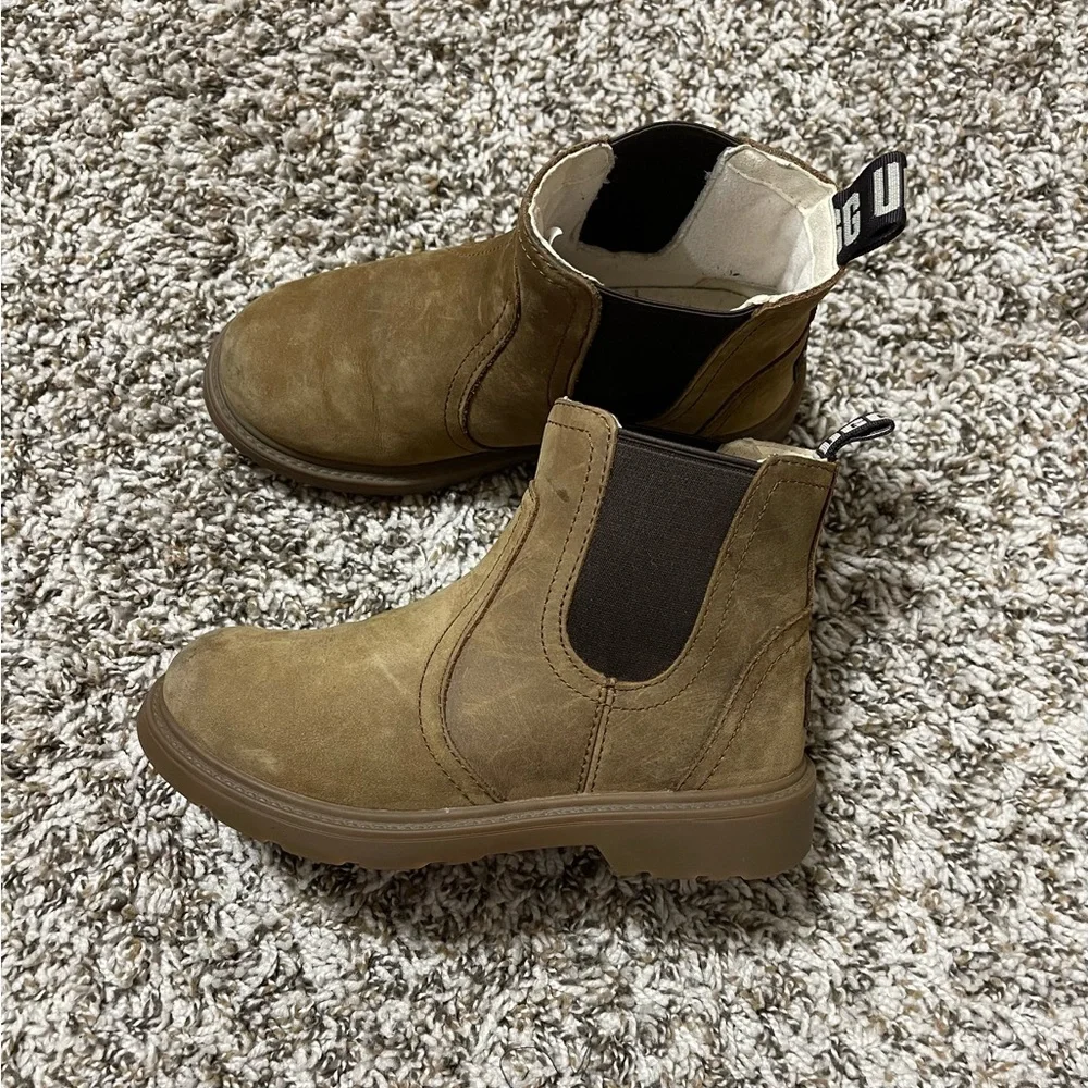 Boys UGG Boots - Picture 2 of 8